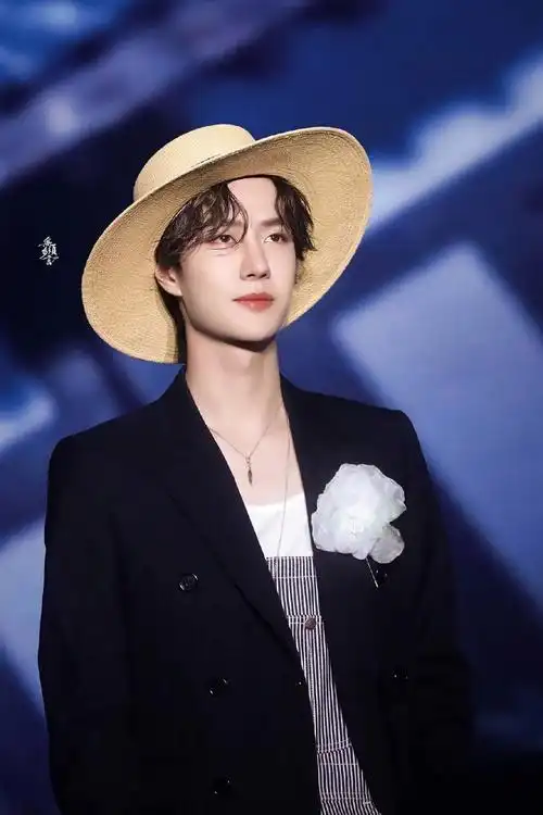 王一博这套草帽背带裤造型一出,真的被小王子狠狠的惊艳到了