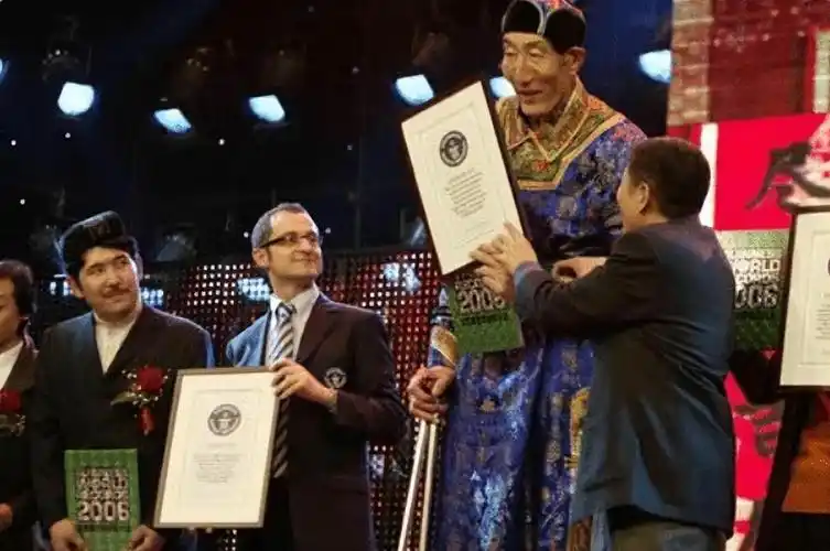 回顾中国"巨人"鲍喜顺,不听医生劝告执意生子,现在儿子身高多少?