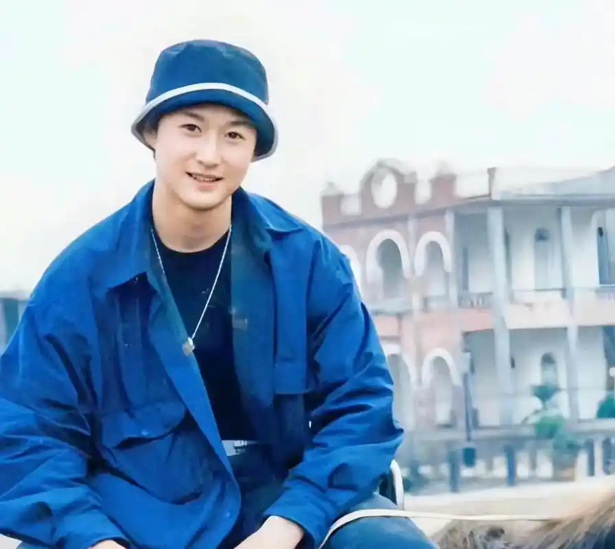 吴京年轻时多么青涩,现在多么硬汉