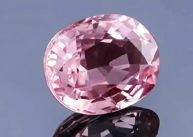 天然宝石有红宝石,尖晶石,粉色蓝宝石,电气石,月光石,锰铝榴石,祖母绿