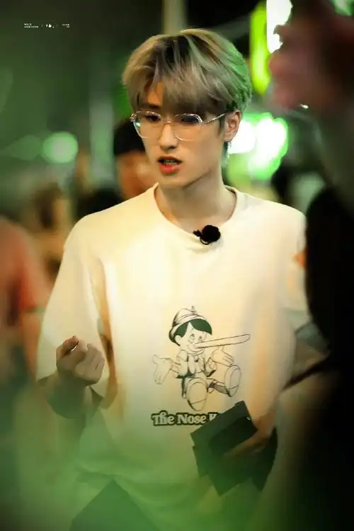 严浩翔红色花衬衫短裤路透