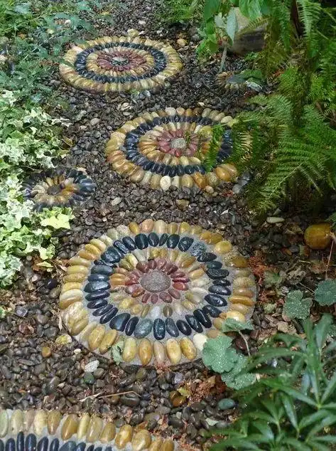 院子里的鹅卵石这样铺,艺术感超强!