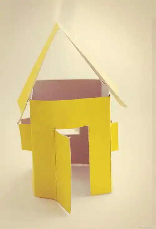 在我们的日常生活中,卡纸是一种常用于制作手工艺品的材料.