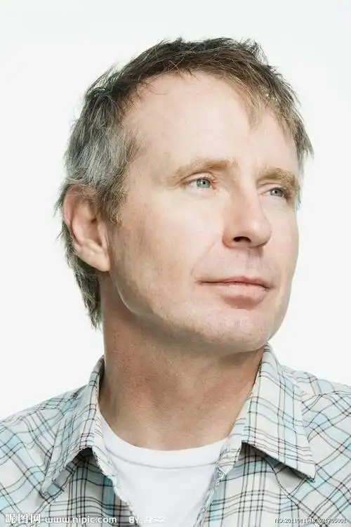 一脸茫然的男士图片