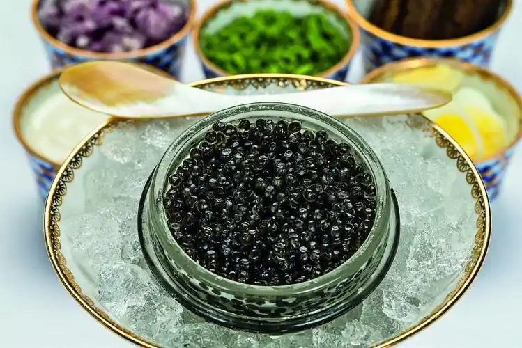 almas caviar bar 提供高端特色鱼子酱,烟熏鲑鱼及精选香槟和伏特加