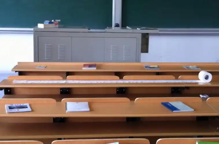 一组清华大学教室照片走红,引来网友热议,称学生吃相太难看