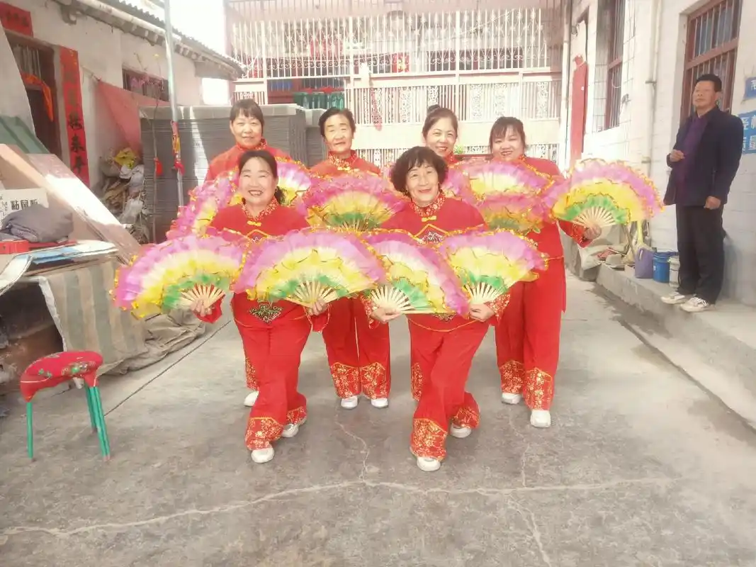 歇马广场舞团队七人组合影剧照 - 抖音