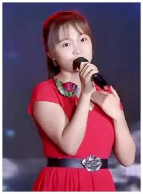 原创21岁林妙可现身活动脚踩15cm高跟鞋敦实的身材再引热议