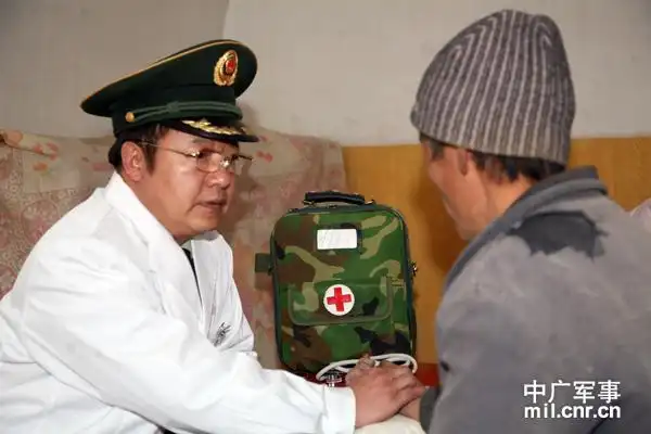 草原军医郭纯:用生命挺起"白大褂"的使命