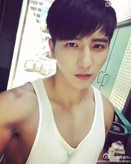 台湾肌肉男明星杨奇煜