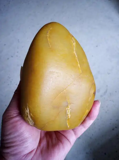 辛苦老师们看看这三个鸡油黄石头,是否有价值谢谢!