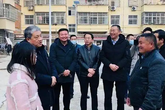 商城县人大常委会主任范东升到双椿铺镇走访慰问贫困学生