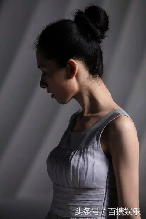 当然不只是郭碧婷,冯绍峰的侧脸也是怪怪的,两人互补一下就好了.