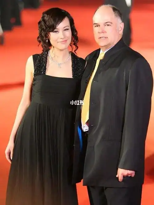 邬君梅罕见携外籍丈夫走红毯霸气女王一秒变温柔