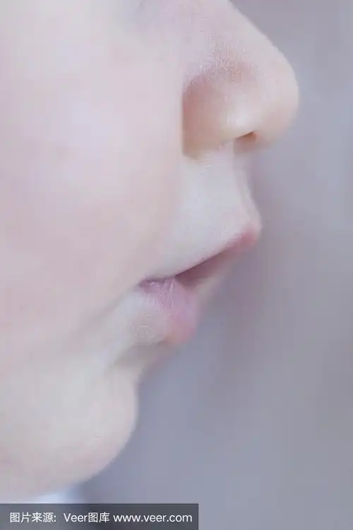 近距离睡觉的婴儿嘴唇的观点.侧面人像,微距摄影.