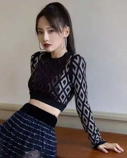 张嘉倪真会玩,"一分裤"还要配条"半透明"长裙,真显腿长_显得_黑色