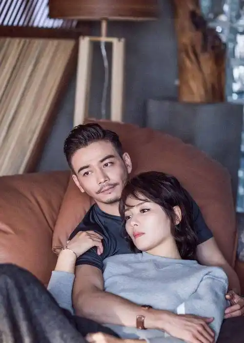 妻子王黎雯也曾是著名演员,凭借电视剧《快乐星球2》中的"欧阳老师"