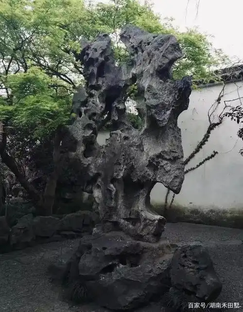 江南园林内太湖石峰石