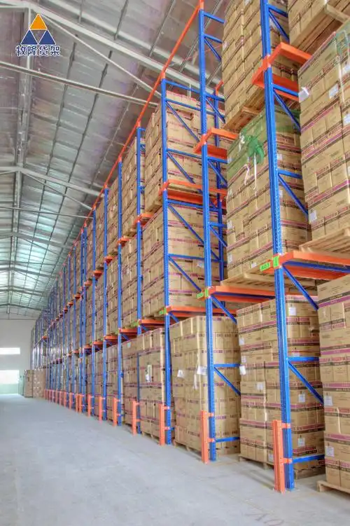 而在物流仓库中,较为常用的而是重型货架的延伸产品-窄巷道仓储货架.