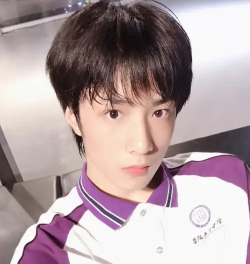 刘耀文初中毕业照暴光组图小时候幼儿园照片被挖出