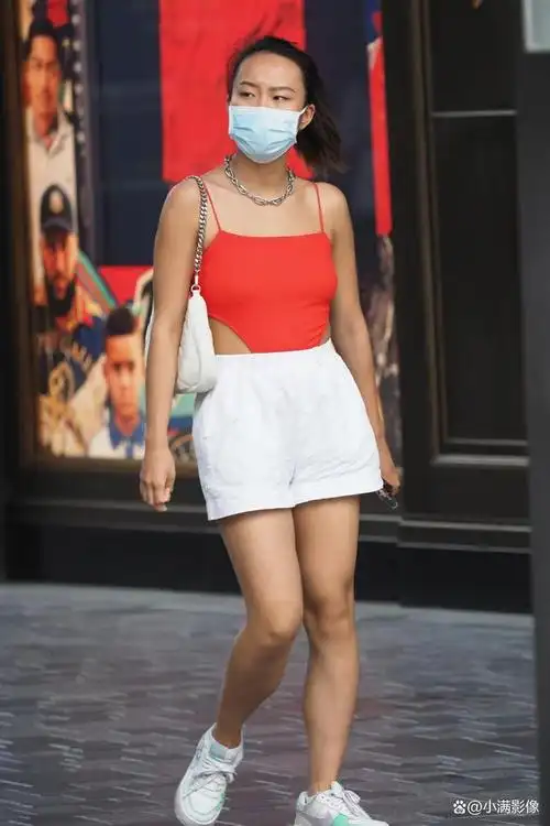 夏季女性出行逛街,如何选择适合自己的穿着打扮?款式颜色很重要