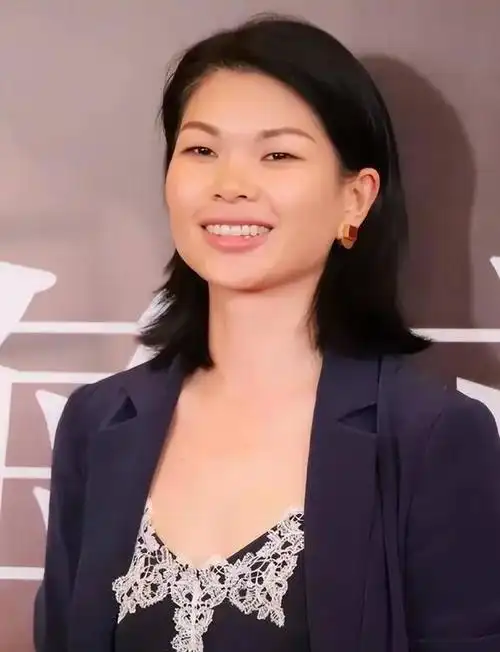 世界"丑模"吕燕逆袭,走红后嫁人法国豪门,混血儿子颜值超高