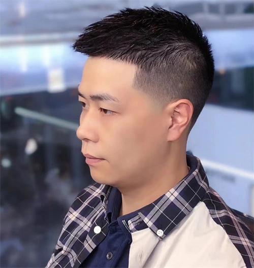 男生发型两边掏空 清爽时尚不过时_时尚男发 - 美发站