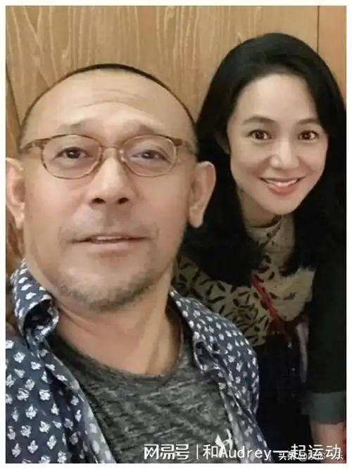 照片中,61岁的姜文手持相机,对着镜头和老婆亲密合影,神情非常轻松