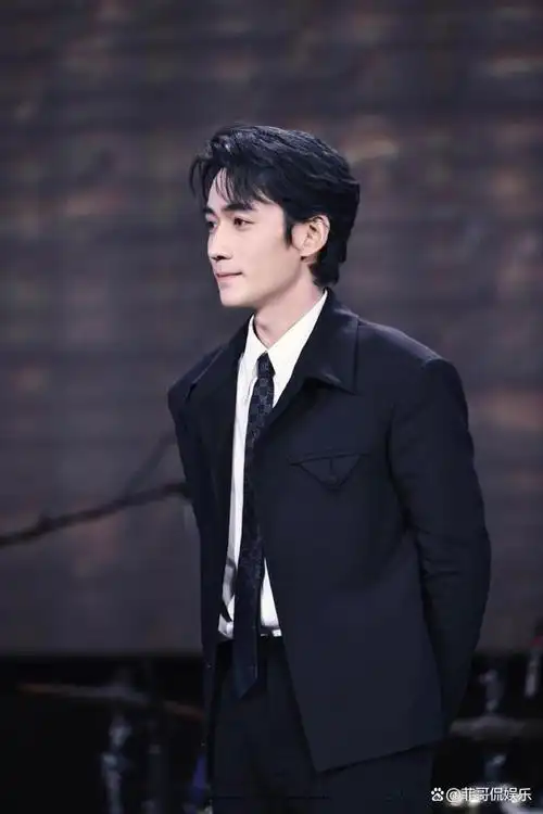 男明星朱一龙尴尬现场!精神病院探访遭围观全场爆笑