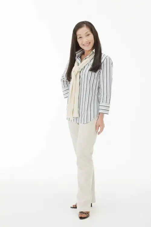 东方人,一个人,站,笑,微笑,露齿笑,竖图,室内,白天,白色背景,正面