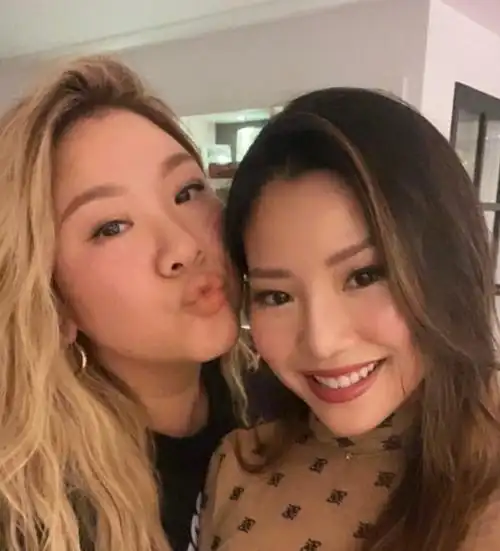 今日郑欣宜在社交网晒出同郑咏恩的最新合照,见她愈大愈似样,开心到