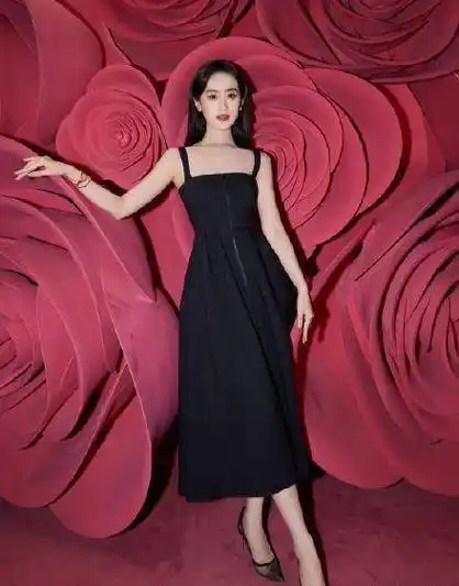 袁冰妍又营业了,这次"古堡公主"太惊艳,三月行程也披露_迪奥_品牌