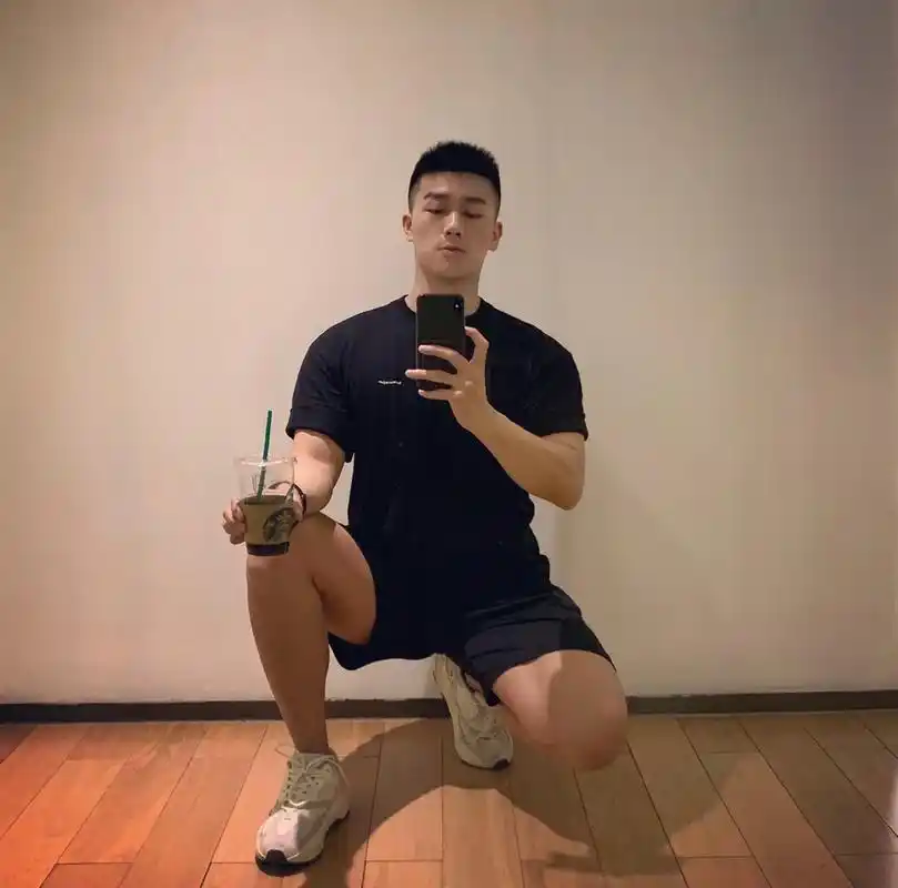 在健身房自拍运动打卡的肌肉帅哥,有你喜欢的吗?