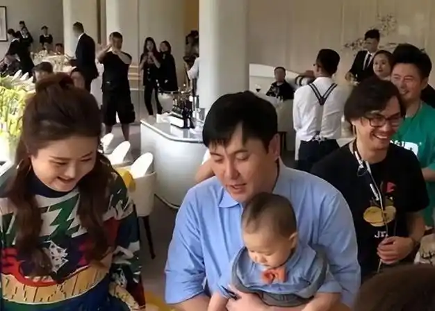 沈腾带儿子小狮子参加宴会活泼又机灵妻子王琦和马丽热聊