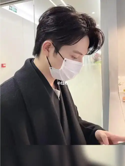 男生三七分偏分斜刘海发型图片 帅气又小鲜肉十足