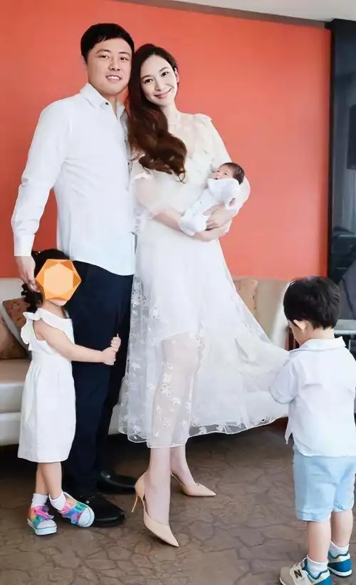 现在来看,男方当初不愿结婚,很大可能是出于对吴佩慈的保护.