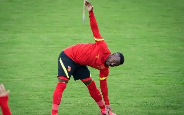 坏消息洛国富想退役阿兰解约费南多被弃国足想赢泰国又悬了