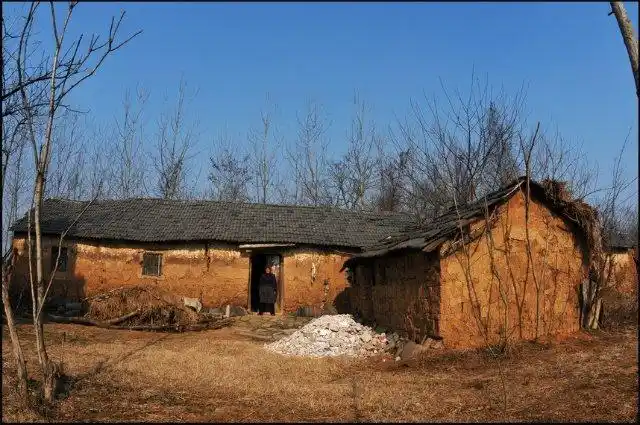 看看只是以前农村人所居住的土房子.十分的破烂.