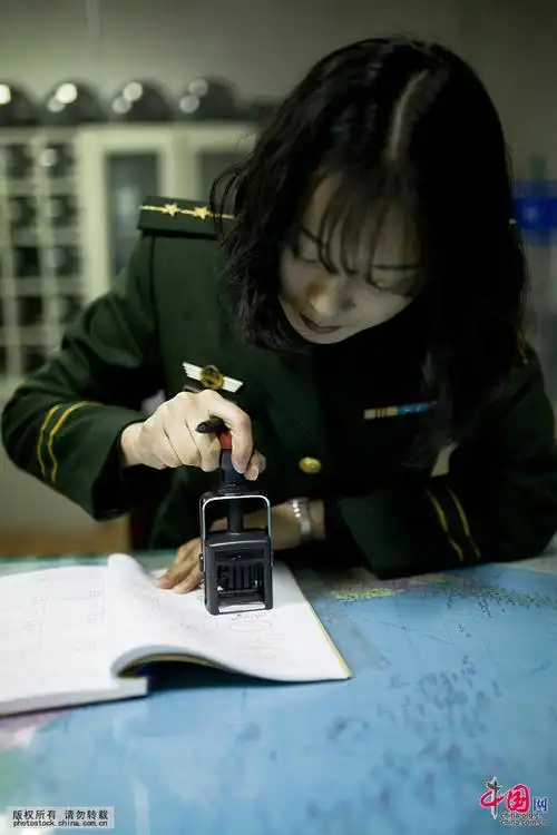 国门前的驻守:女边检员的一天