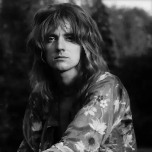 今天也是皇后乐队鼓手roger taylor的71岁生日,是真帅!