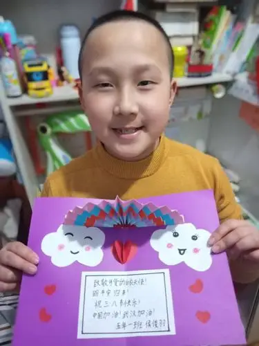 【加区二小少先队】小小贺卡寄深情——加区二小学生献给"抗疫天使"的