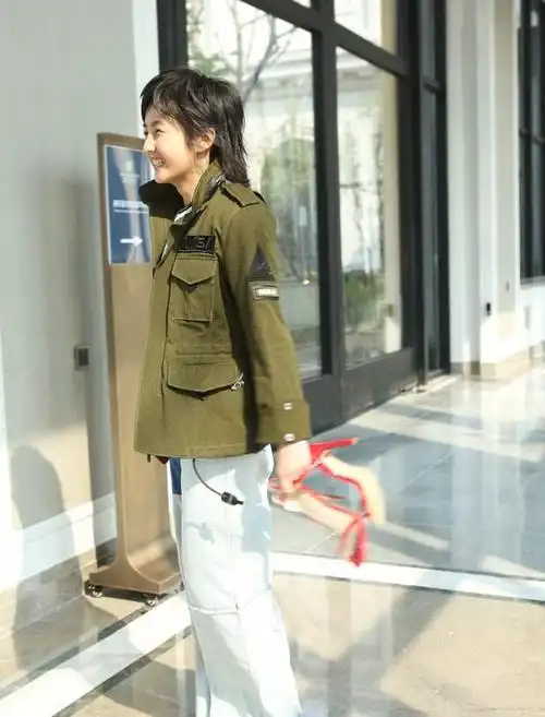 张子枫光着脚丫不穿鞋子,却把鞋子拿在手上,说好的偶像包袱呢?