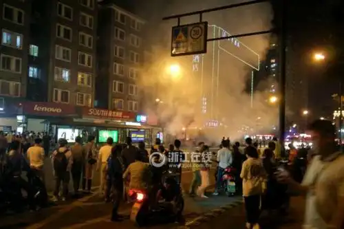 晚高峰杭州闹市区一辆公交车起火燃烧