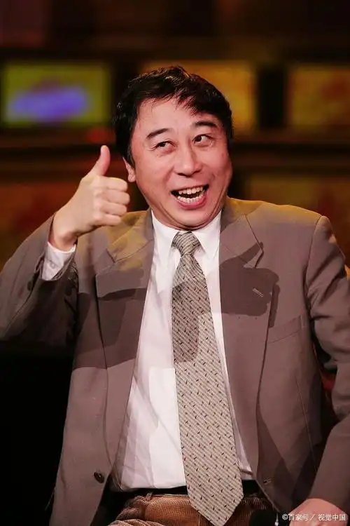 冯巩以其幽默搞笑的演出风格而闻名