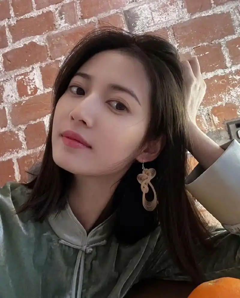 陈钰琪穿新中式上衣自拍,绿色盘扣丝绒外套文艺感满满,她还对着镜头