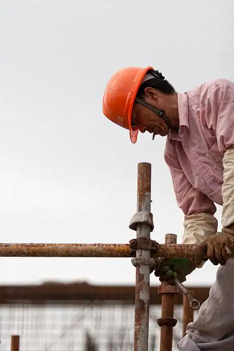 蓝色人文纪实摄影辛勤的建筑工人