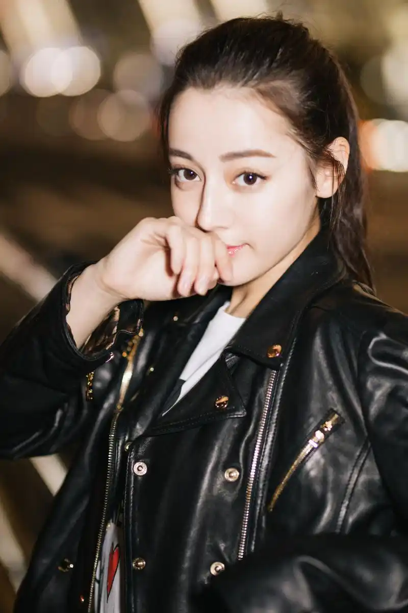 迪丽热巴图片 迪丽热巴黑色皮衣个性街拍图片