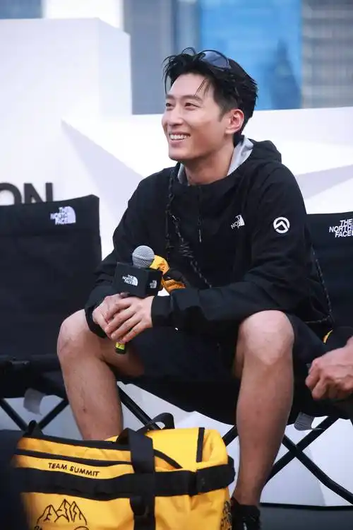 窦骁户外运动造型阳光帅气 分享登山探索经历