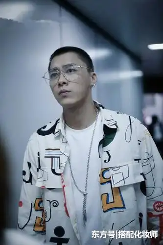 在此根蒂上,李易峰戴上一副眼镜,看着很潮.