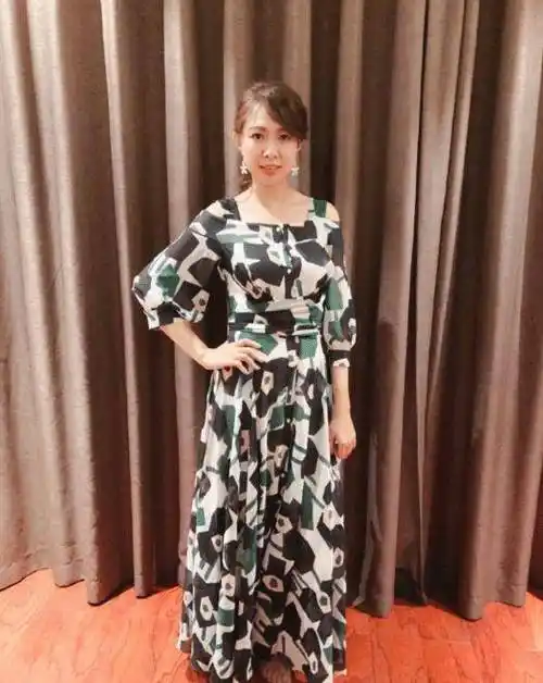 卓依婷近照减肥成功吊带连衣裙显精致锁骨沉寂只为更好的蜕变